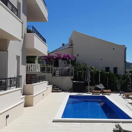 Apartmenthouse Lizzi Apartman *